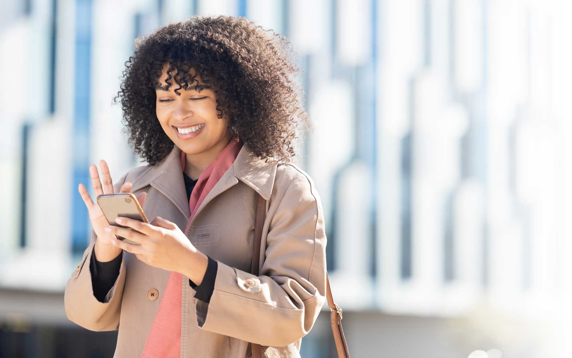 Femme utilisant l'app Alphath